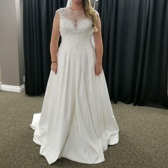 Wedding Gown - Picture 2 of 7